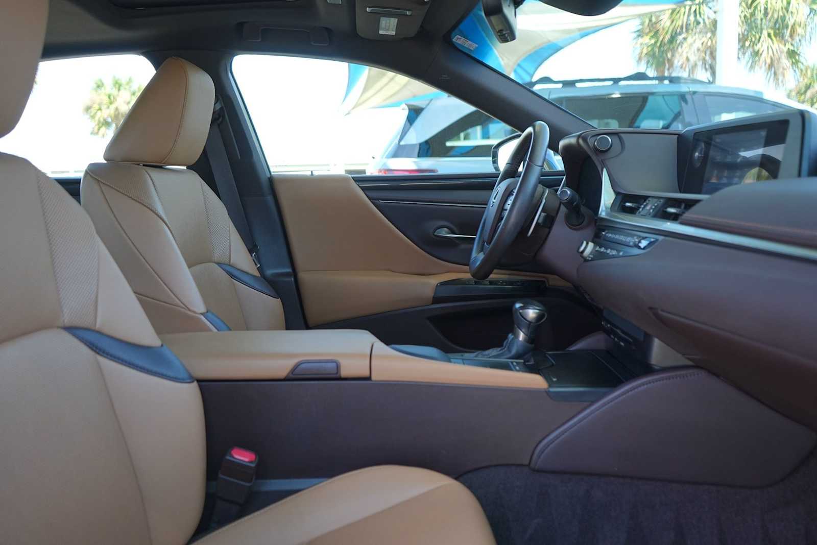 Thumbnail: 2021 Lexus ES - 15