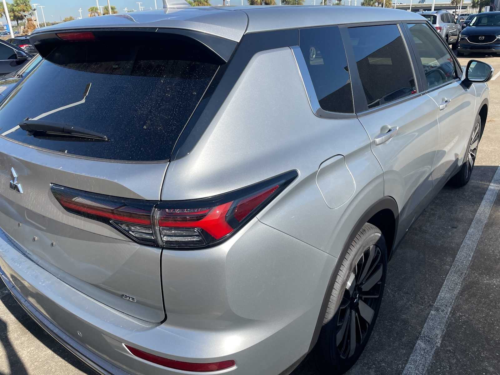 2025 Mitsubishi Outlander SE photo 2