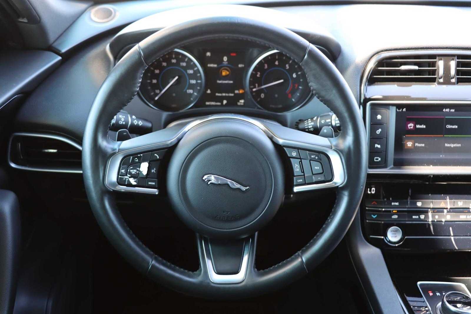 Thumbnail: 2018 Jaguar F-Pace - 16