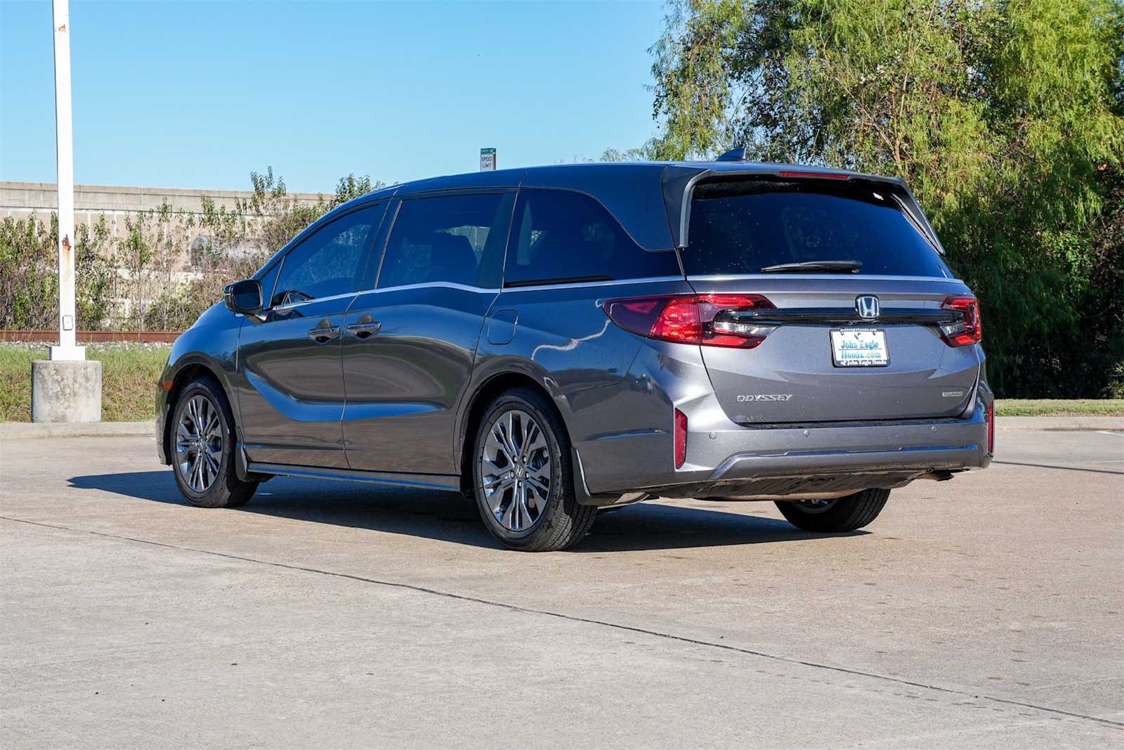 2026 Honda Odyssey Touring photo 3