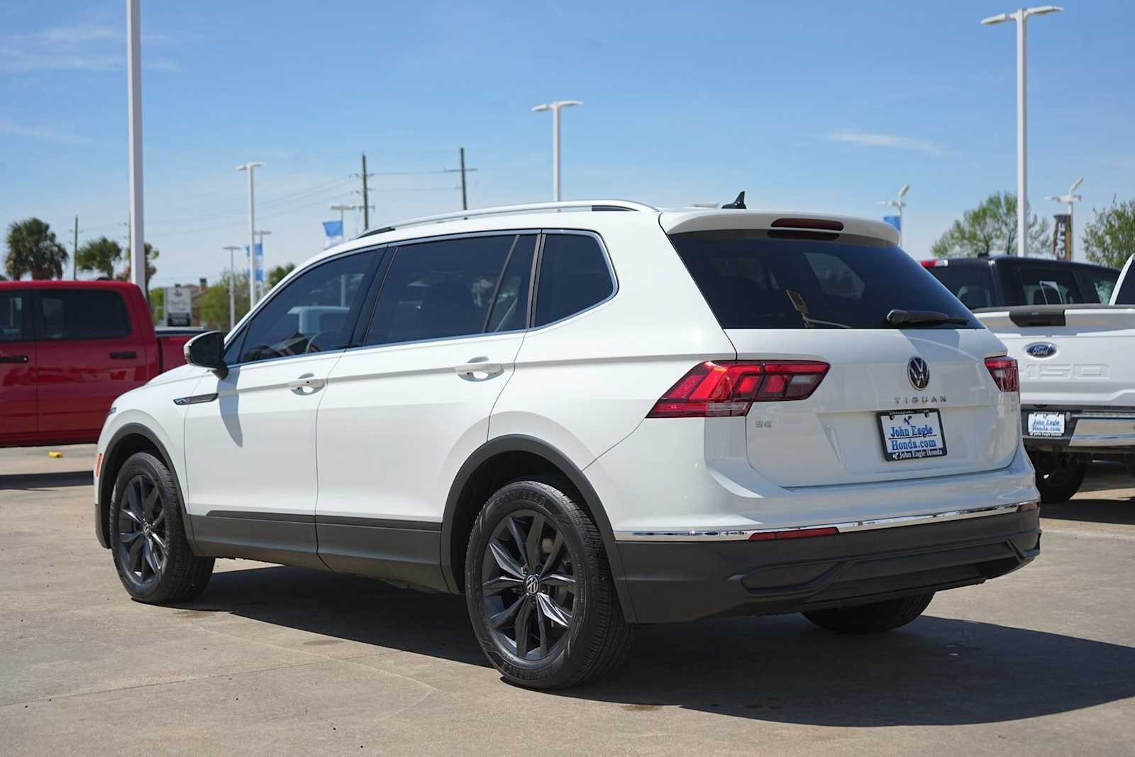 Thumbnail: 2022 Volkswagen Tiguan - 4