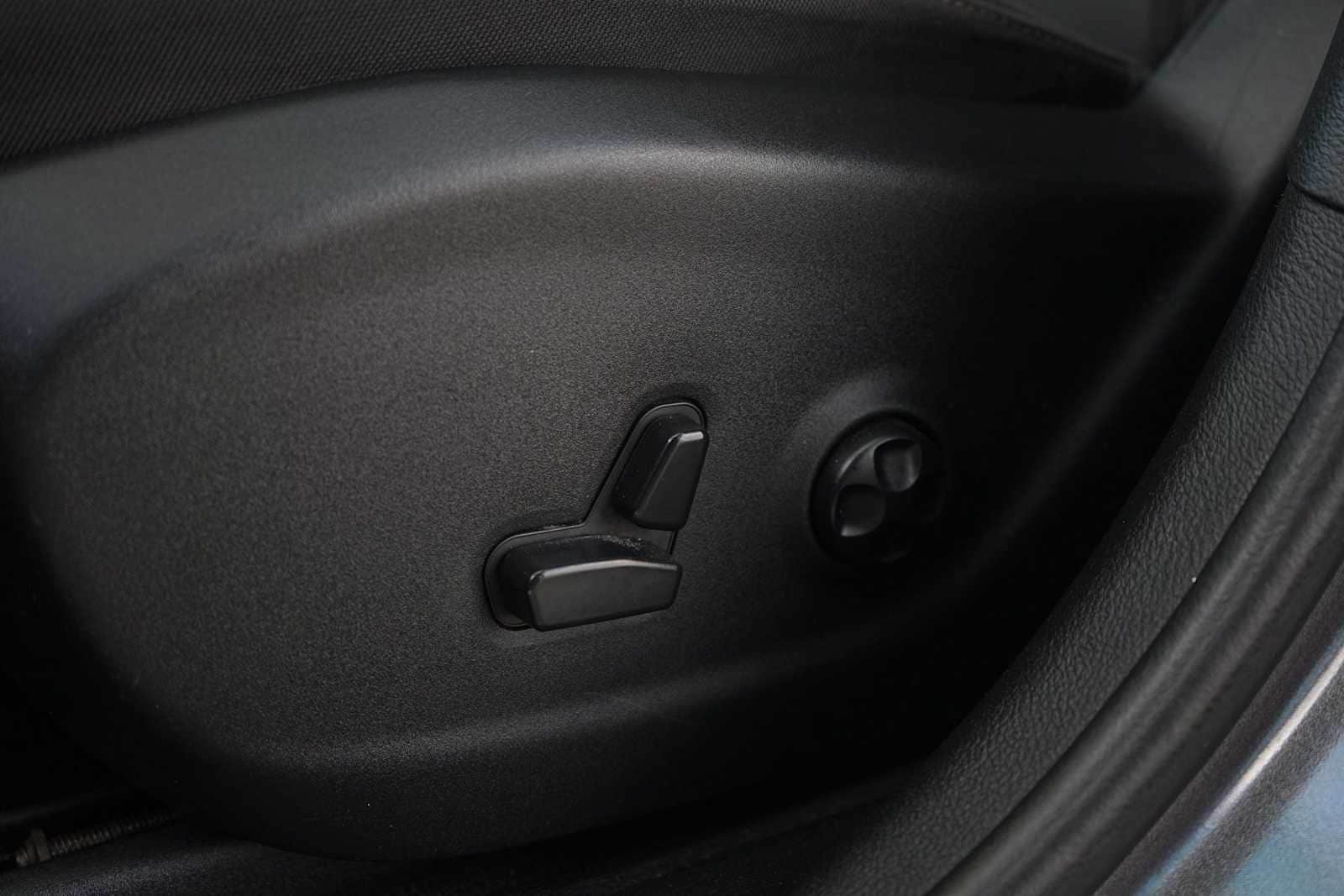 Thumbnail: 2017 Jeep Cherokee - 12