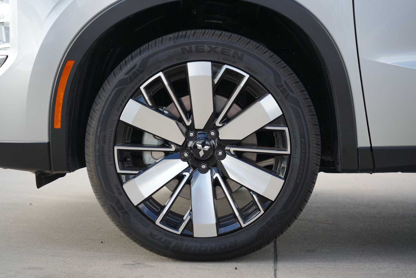 Thumbnail: 2025 Mitsubishi Outlander - 7