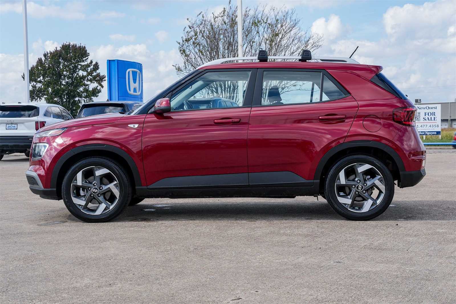 2024 Hyundai Venue SEL photo 2