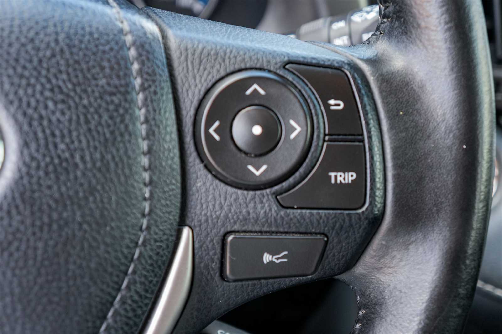 Thumbnail: 2018 Toyota RAV4 - 26