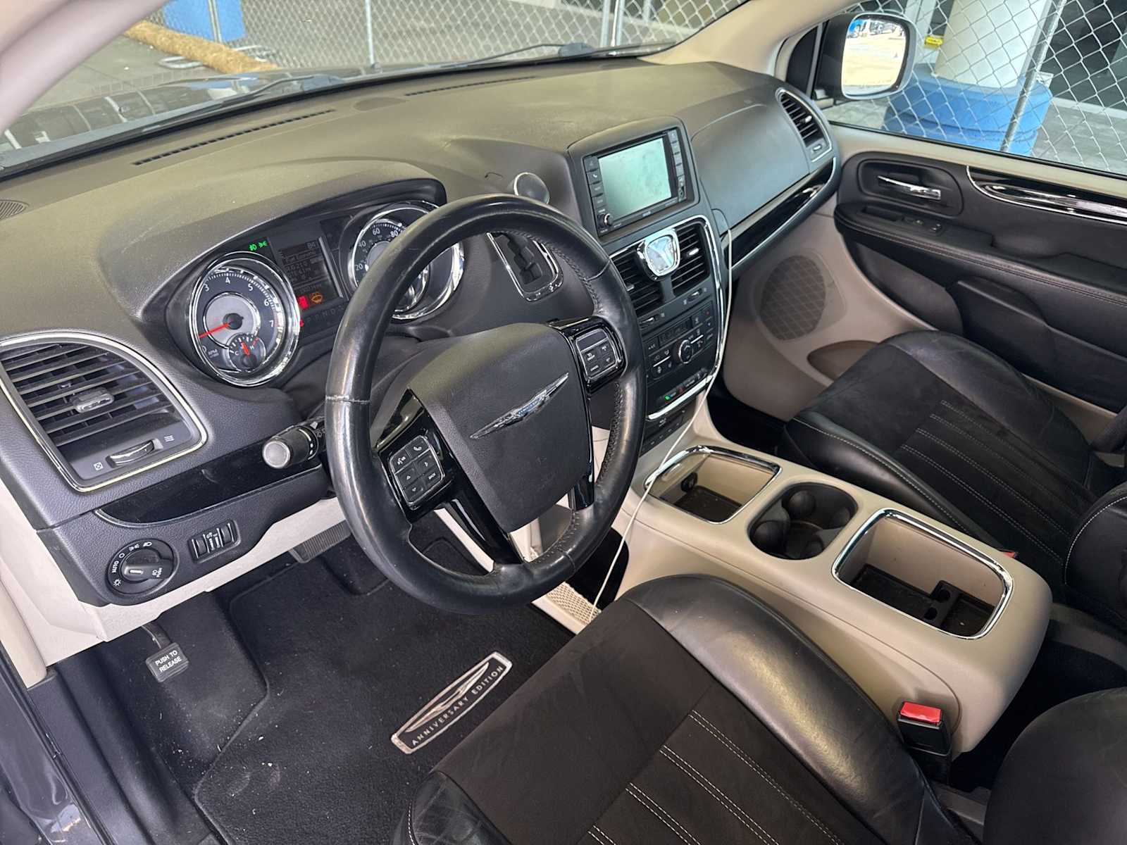 Thumbnail: 2016 Chrysler Town & Country - 5