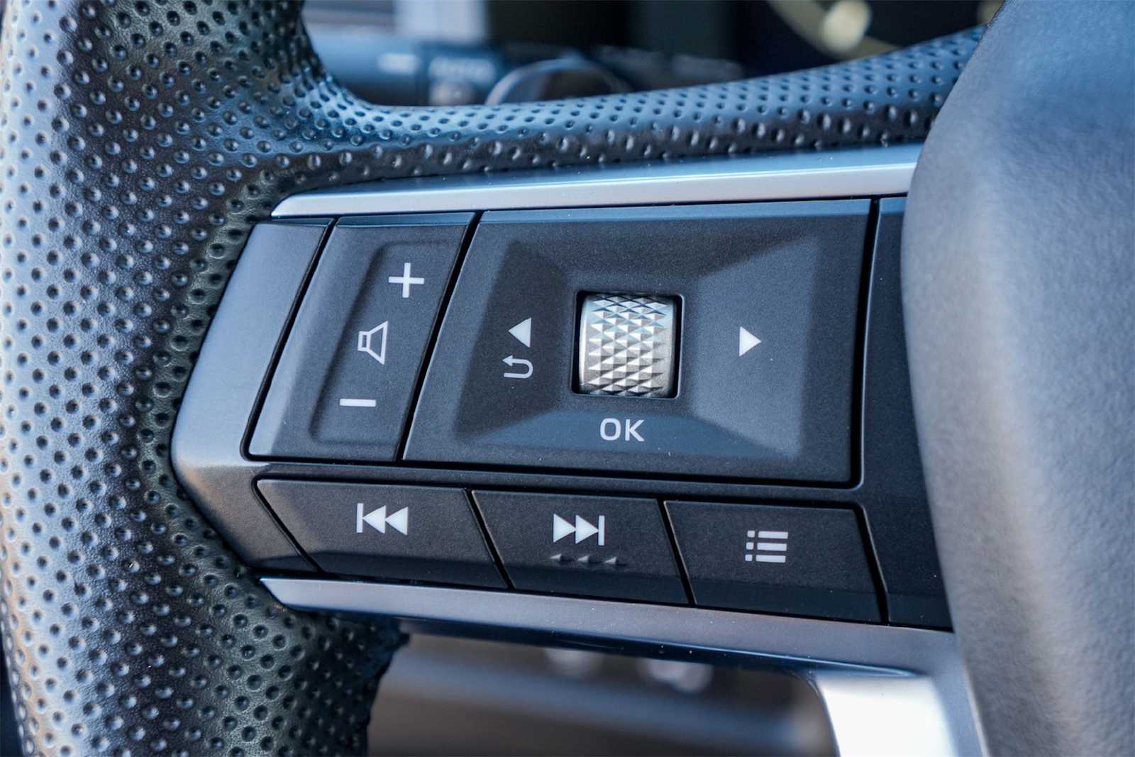 Thumbnail: 2024 Mitsubishi Outlander - 25