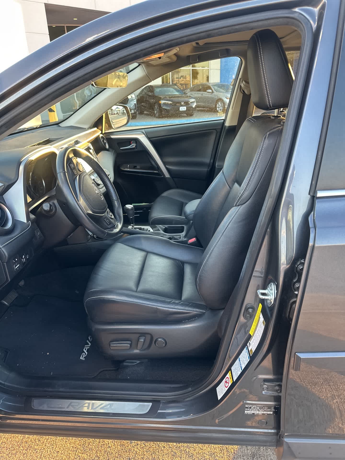 2016 Toyota RAV4 Hybrid Limited photo 2