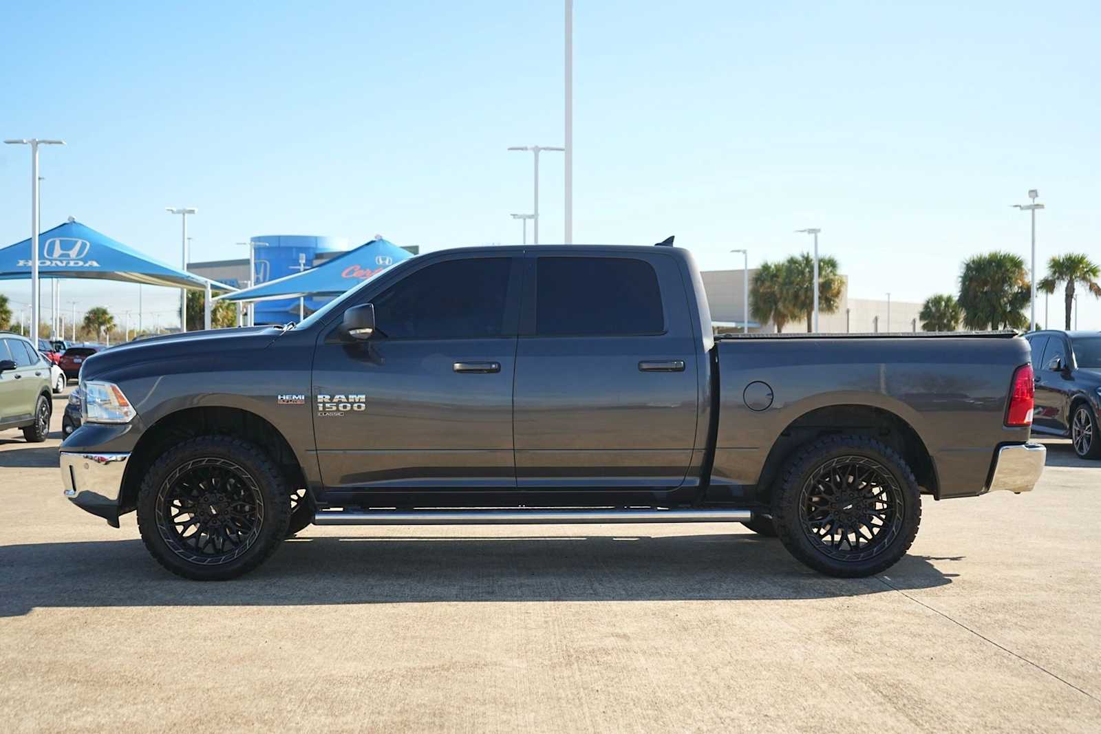 Thumbnail: 2019 RAM 1500 Classic - 3