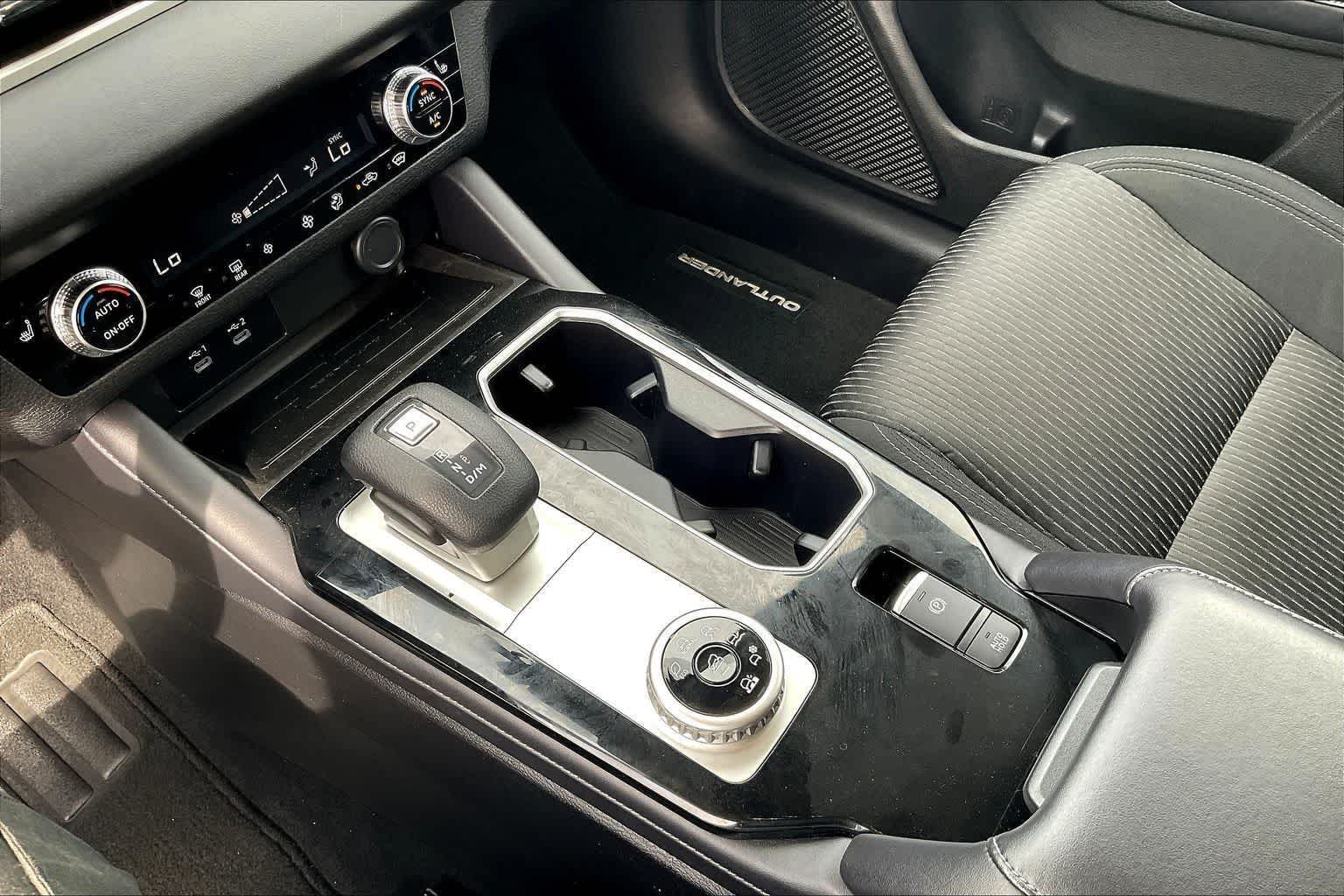 2025 Mitsubishi Outlander ES - Photo 16