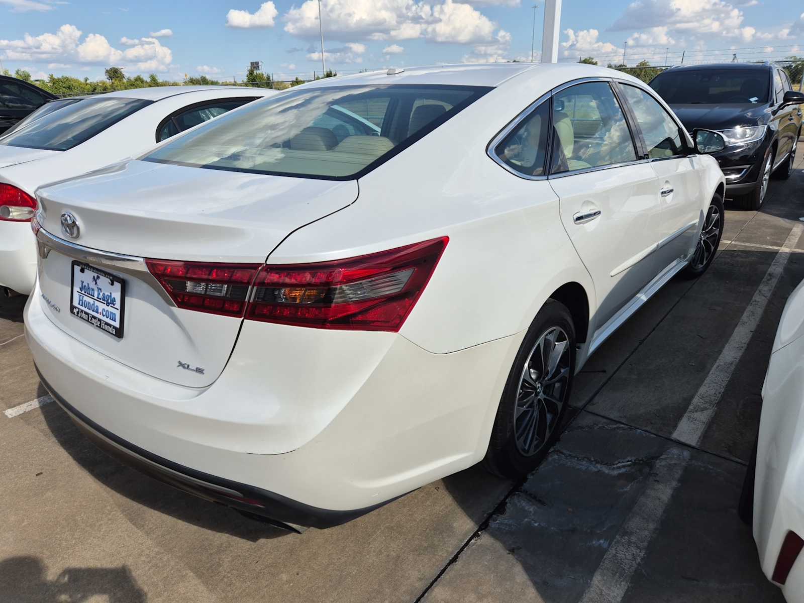 2016 Toyota Avalon XLE Premium photo 3