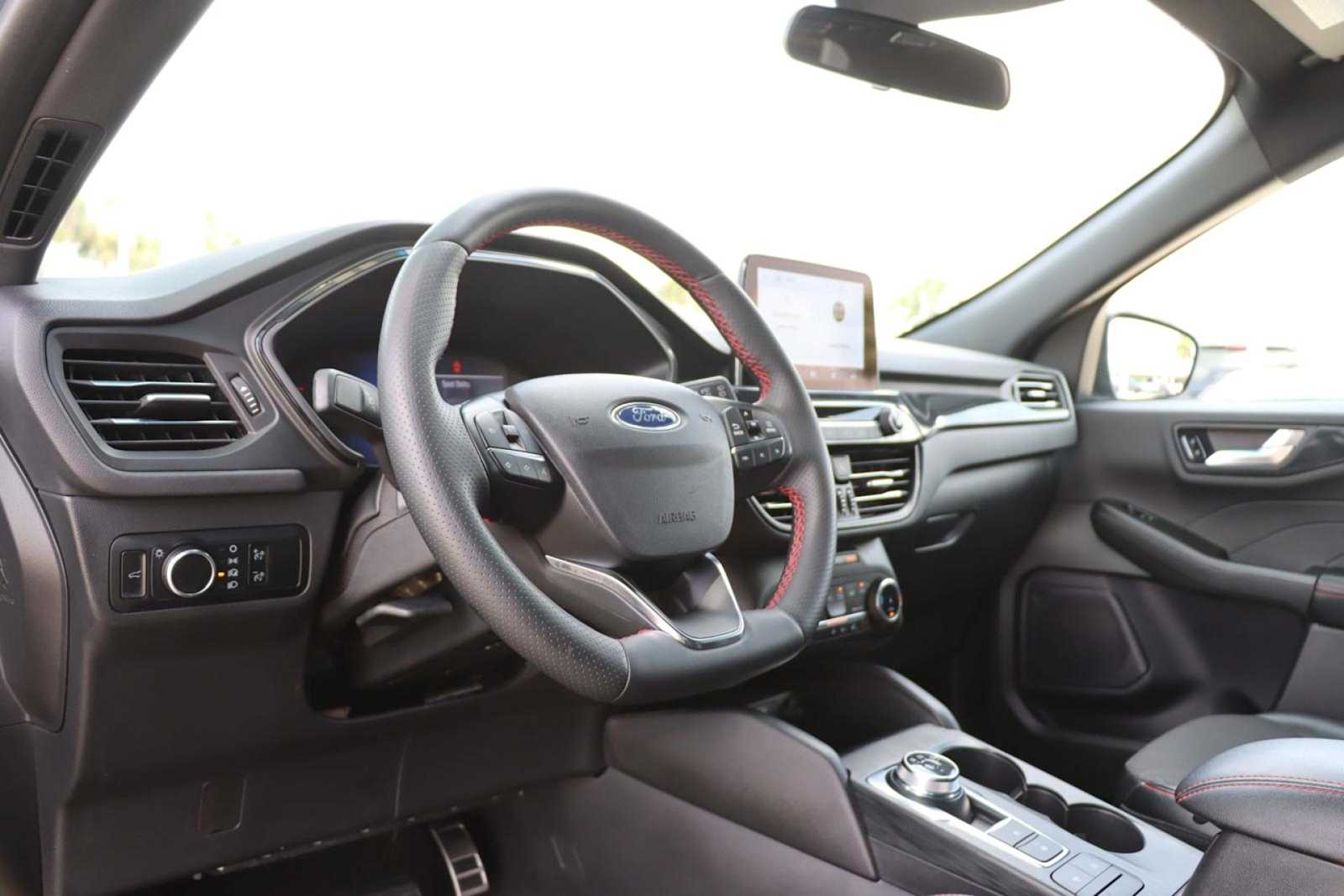 2024 Ford Escape ST-Line photo 2