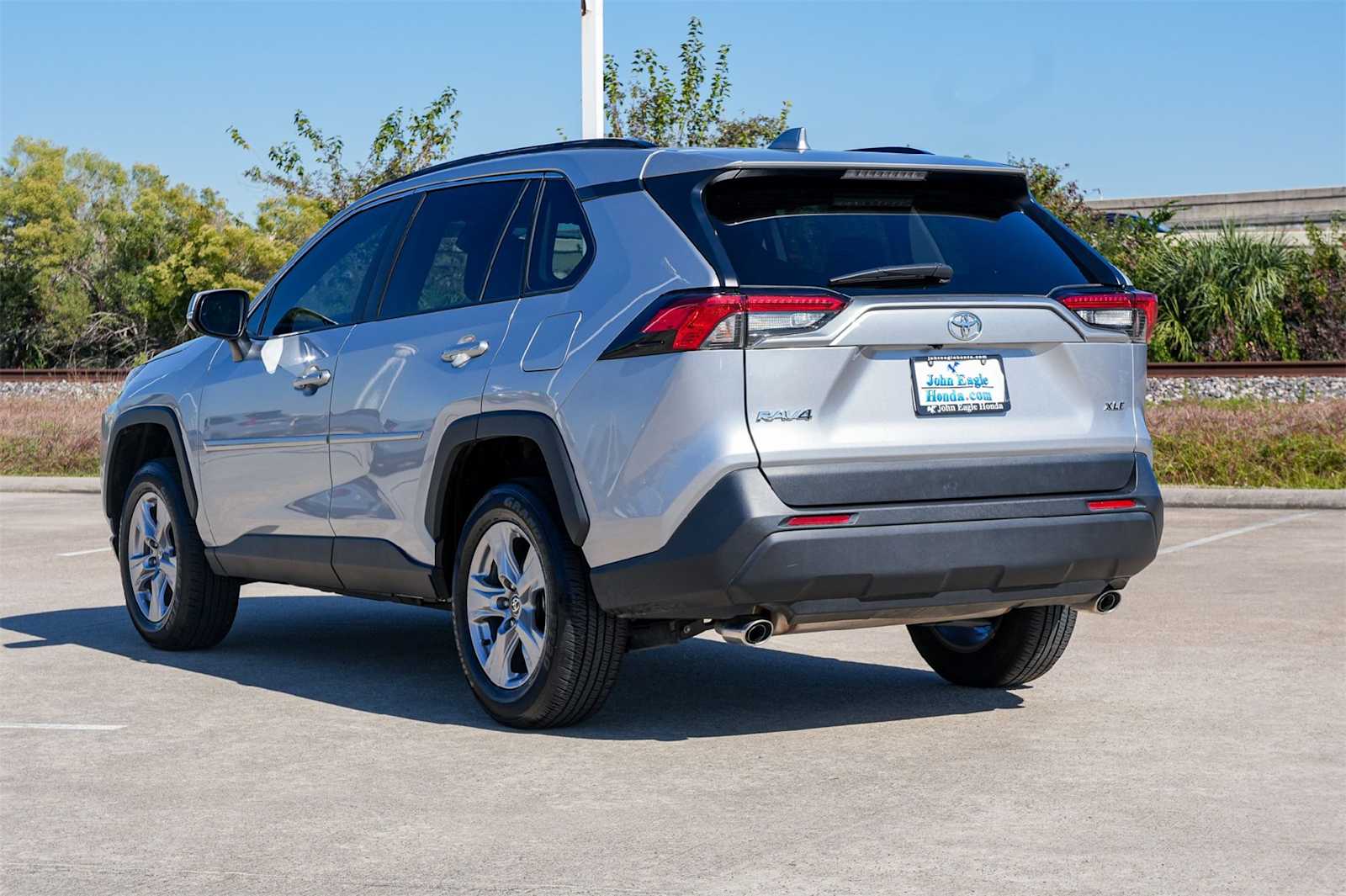 2025 Toyota RAV4 XLE photo 4