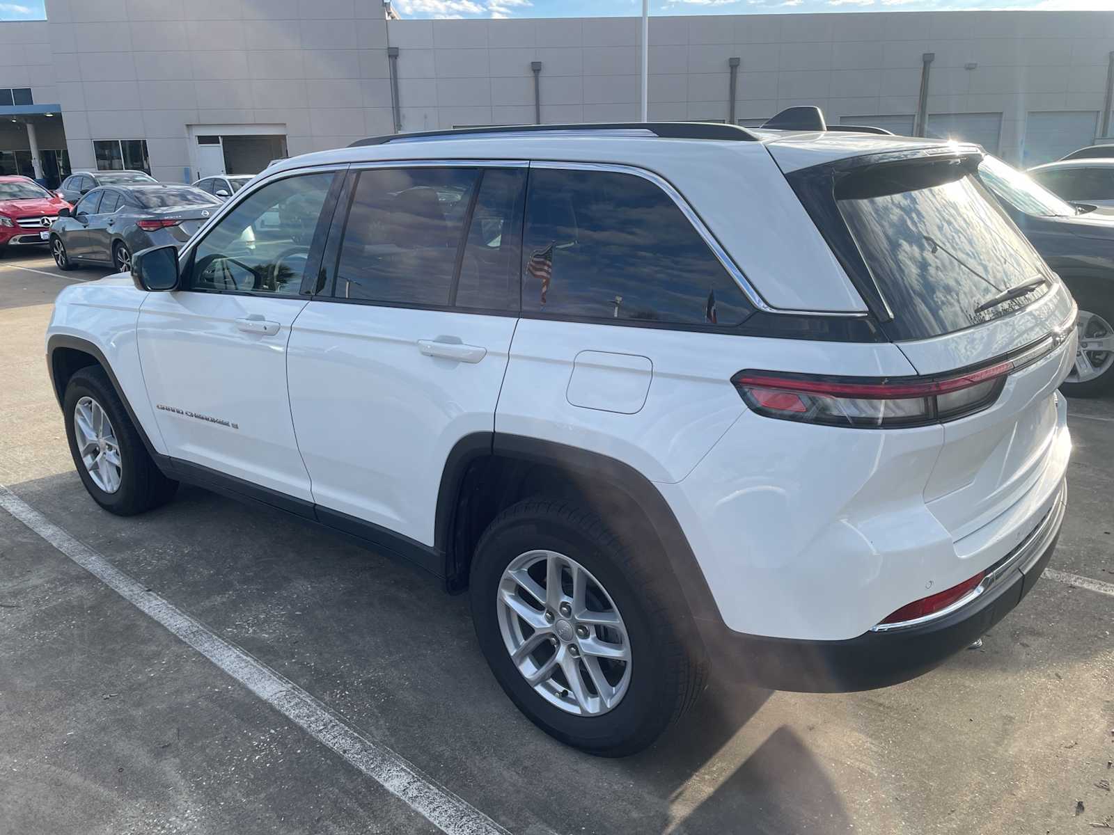 2023 Jeep Grand Cherokee Laredo Altitude photo 2