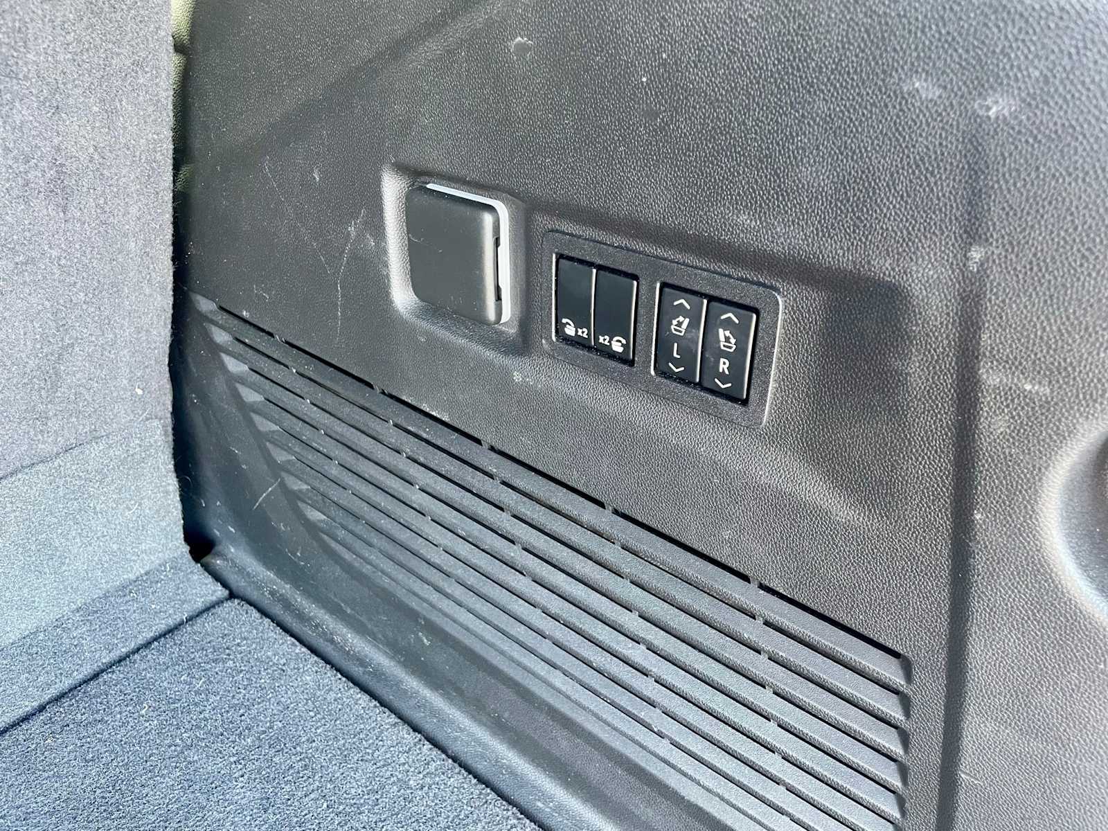 Thumbnail: 2022 Chevrolet Tahoe - 13