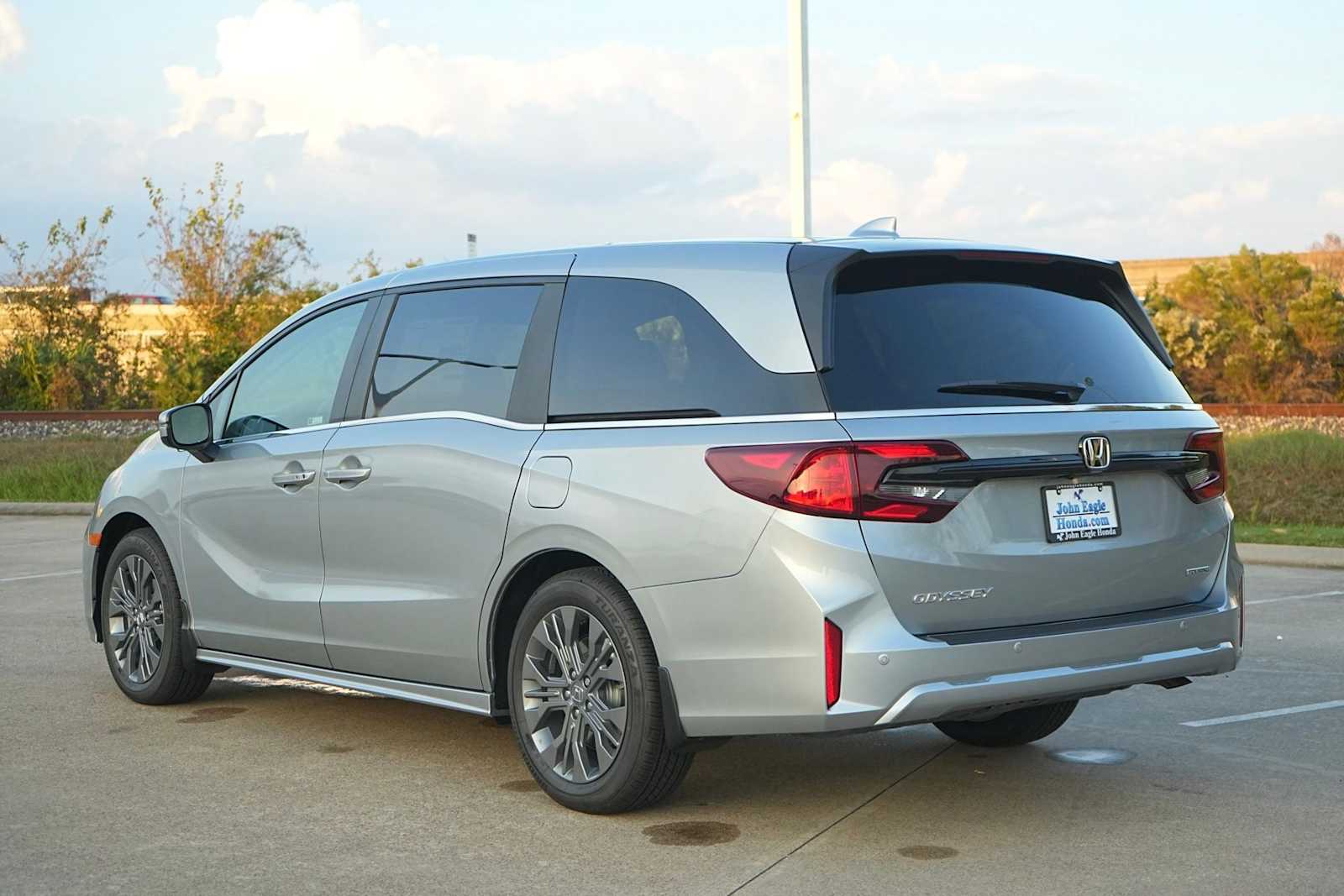 2026 Honda Odyssey Touring photo 4