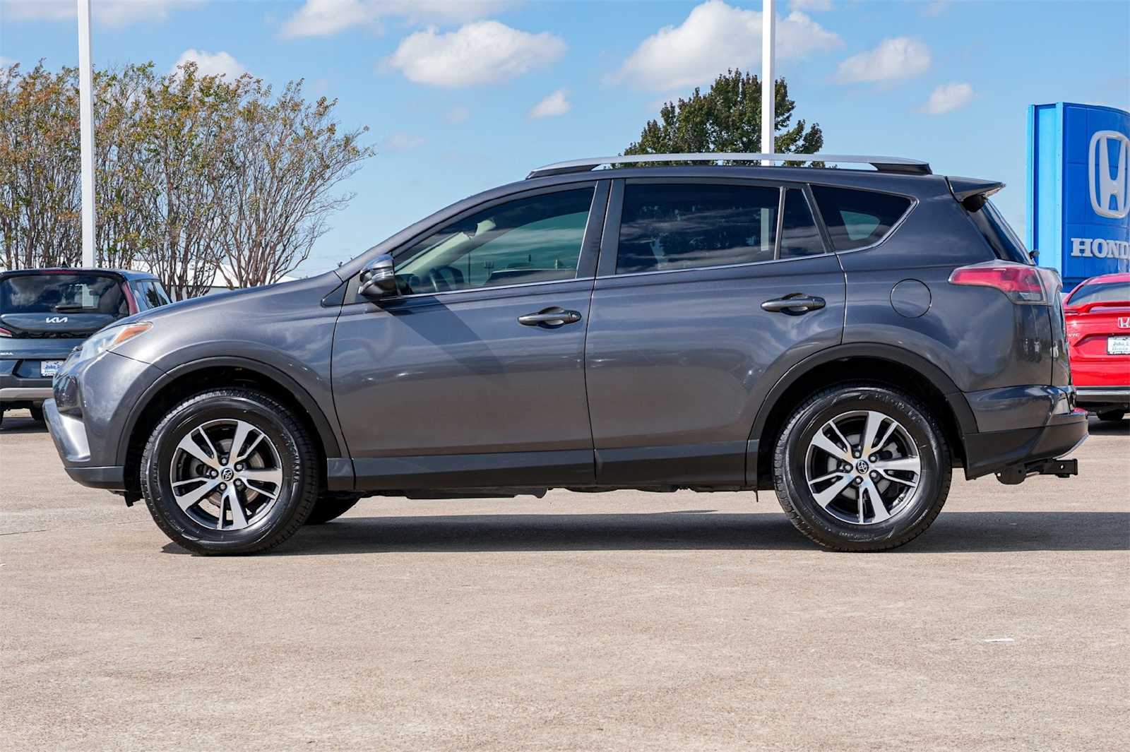Thumbnail: 2018 Toyota RAV4 - 3