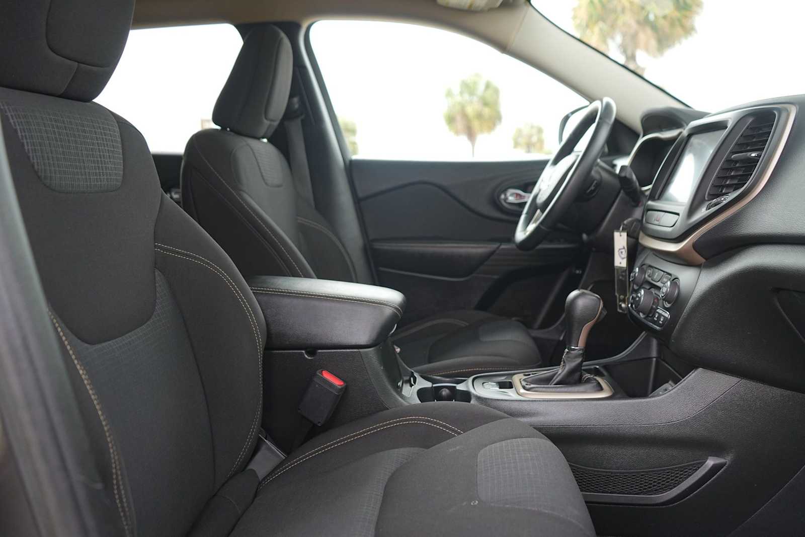 Thumbnail: 2016 Jeep Cherokee - 15