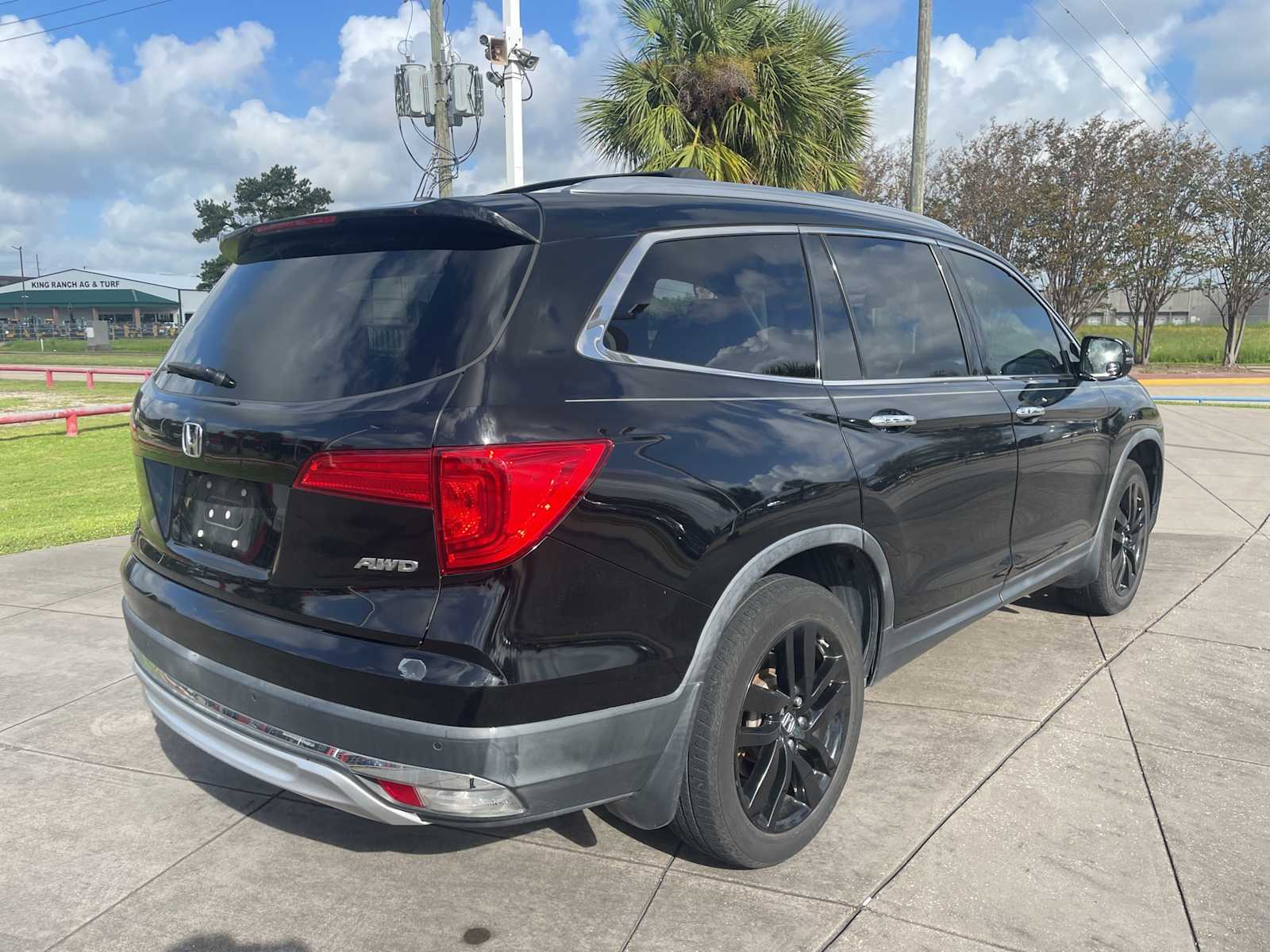 Thumbnail: 2017 Honda Pilot - 3