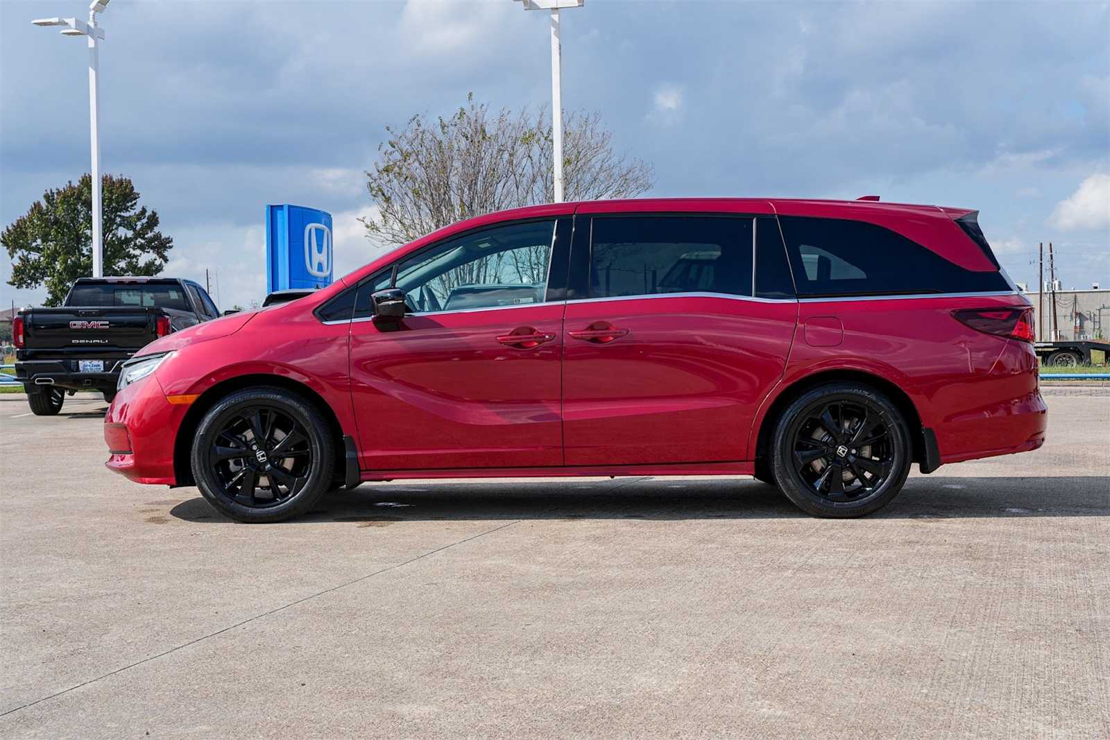 2024 Honda Odyssey Sport photo 2