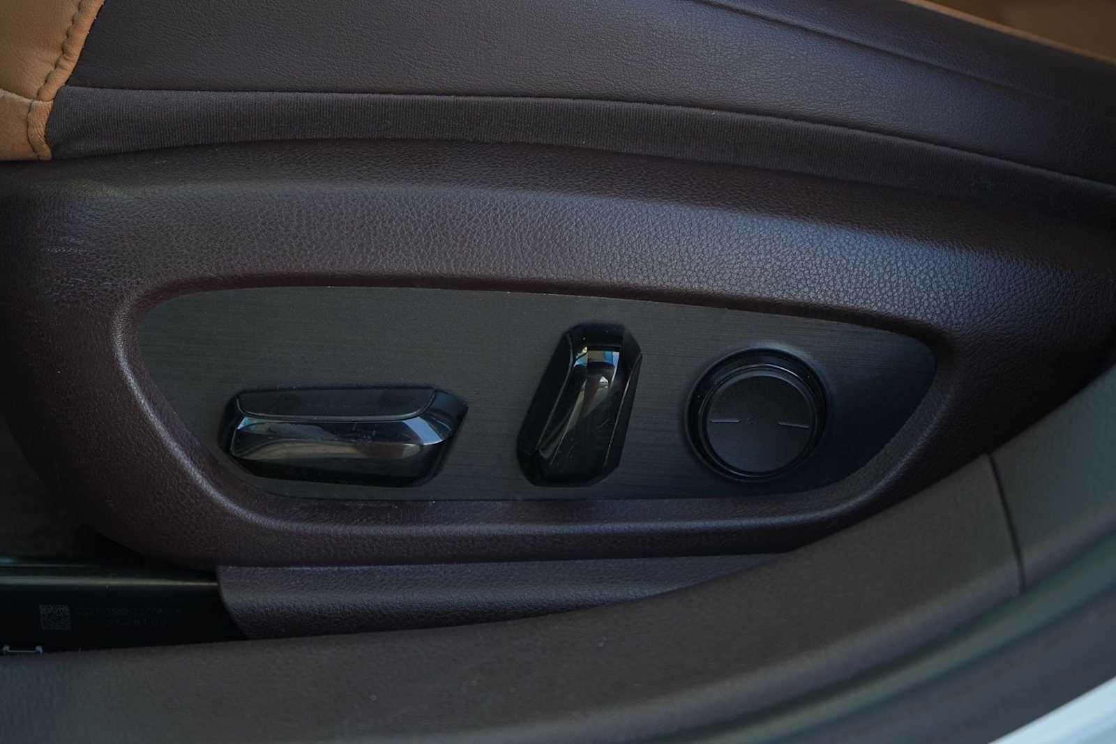 Thumbnail: 2021 Lexus ES - 12