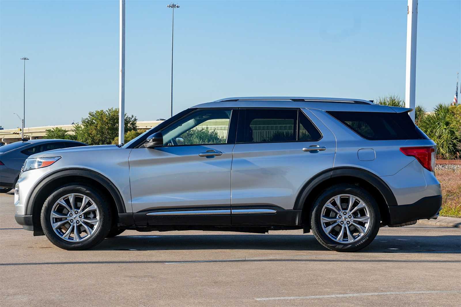 2023 Ford Explorer Limited photo 2