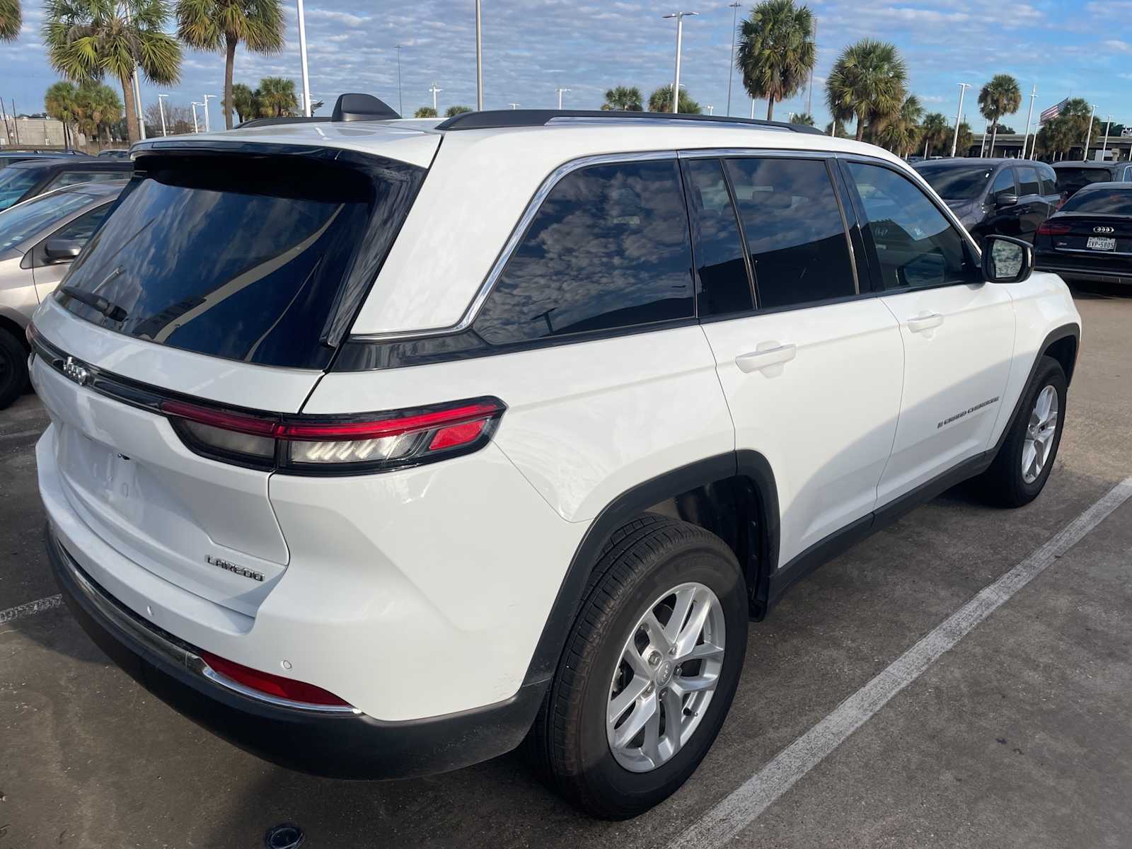 2023 Jeep Grand Cherokee Laredo Altitude photo 3