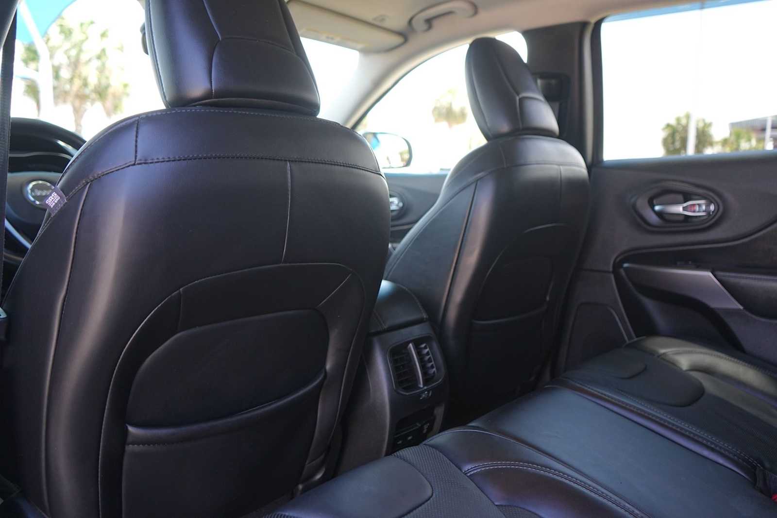 Thumbnail: 2019 Jeep Cherokee - 12