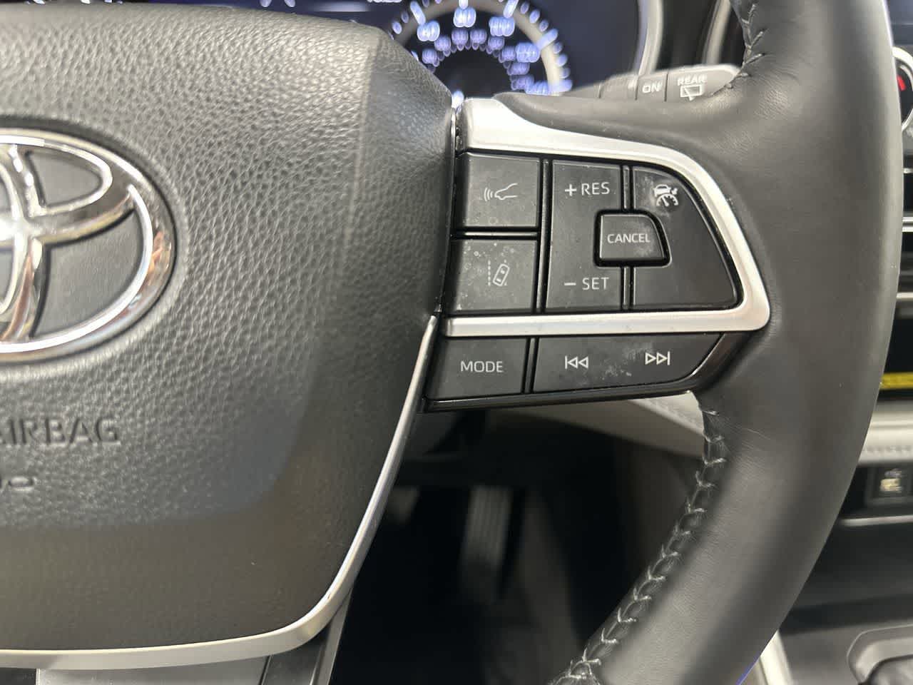 Thumbnail: 2023 Toyota Highlander - 17