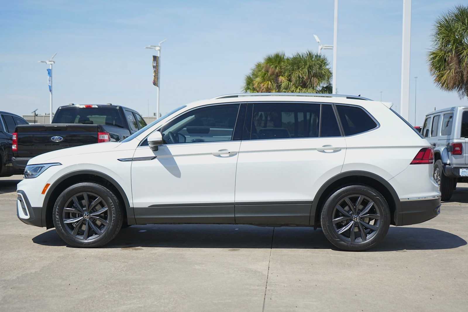 Thumbnail: 2022 Volkswagen Tiguan - 3