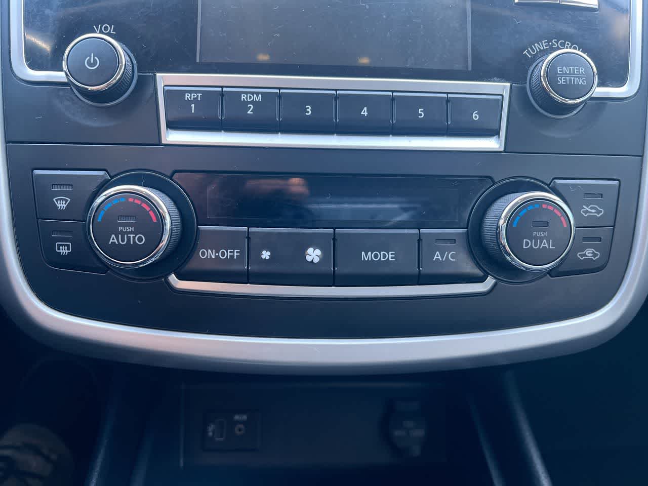 Thumbnail: 2017 Nissan Altima - 18