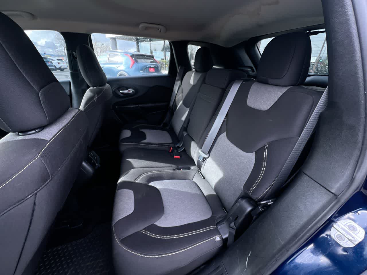 2015 Jeep Cherokee Sport 23