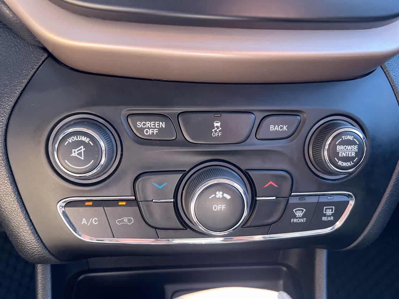 Thumbnail: 2016 Jeep Cherokee - 19
