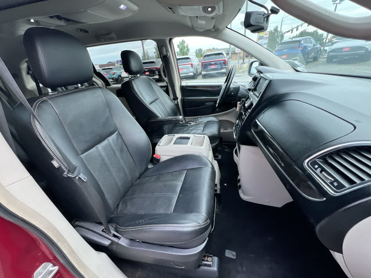 Thumbnail: 2012 Chrysler Town & Country - 28