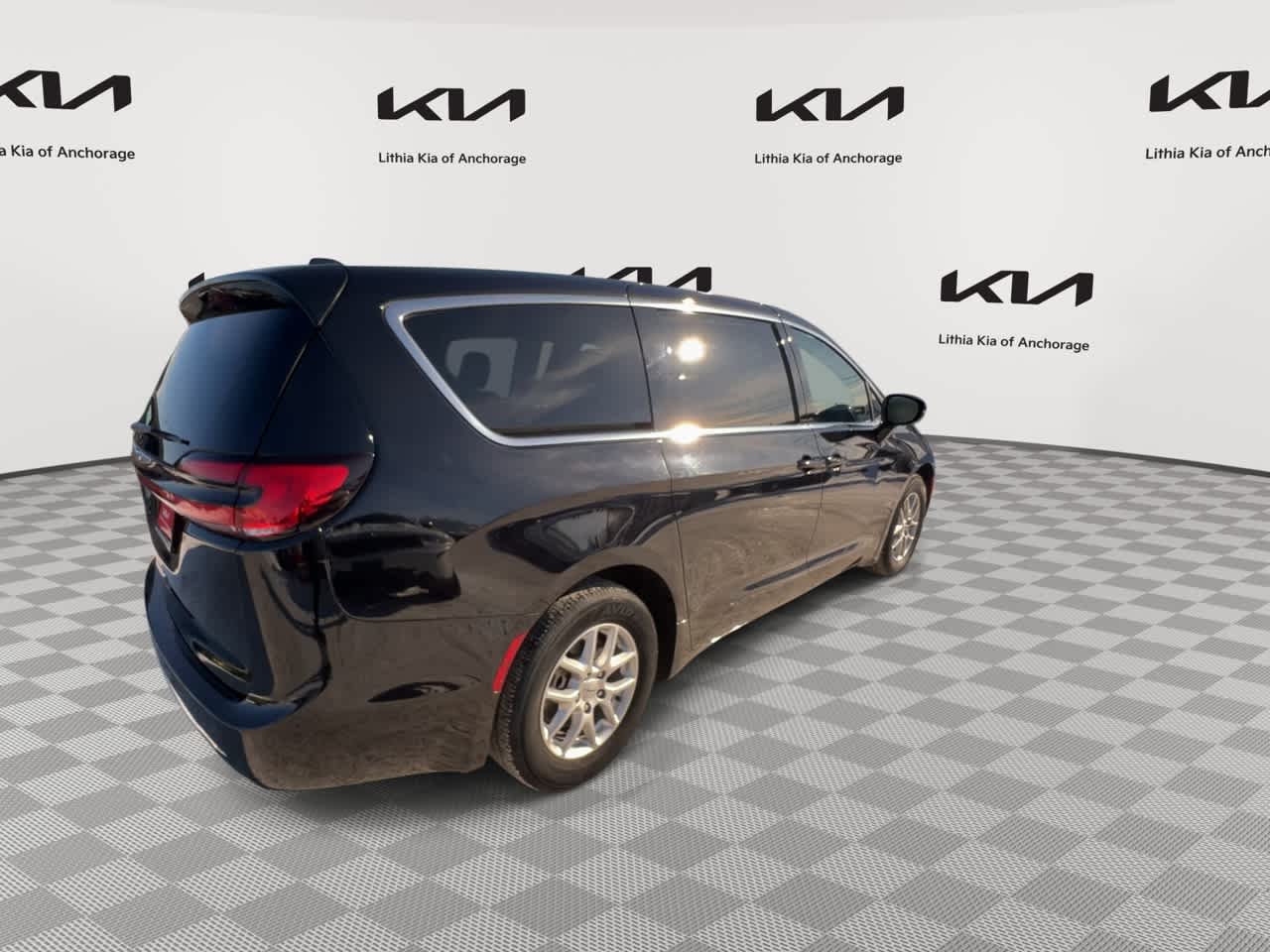 Thumbnail: 2024 Chrysler Pacifica - 8