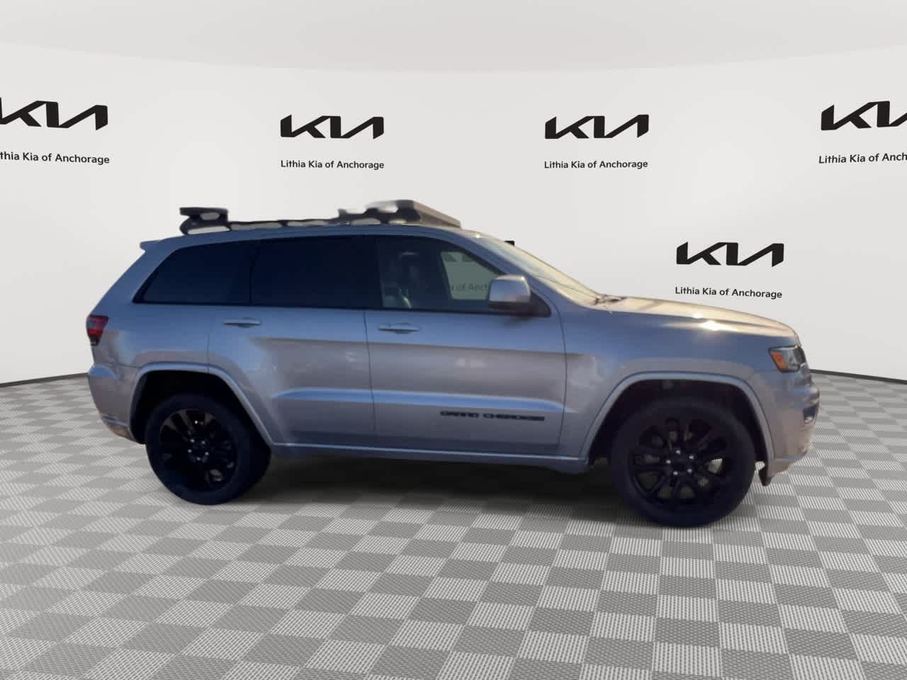 Thumbnail: 2017 Jeep Grand Cherokee - 2