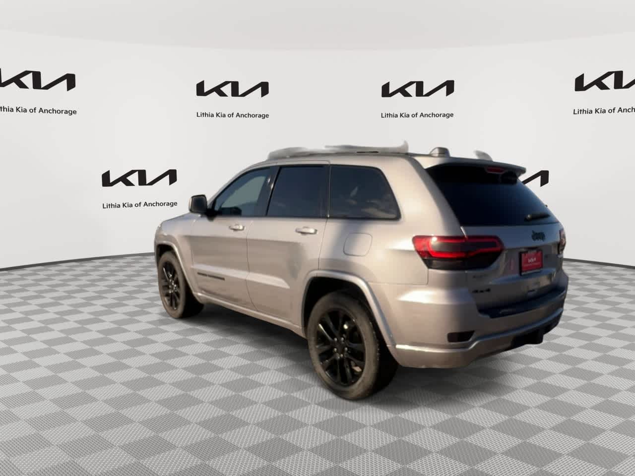 Thumbnail: 2017 Jeep Grand Cherokee - 7
