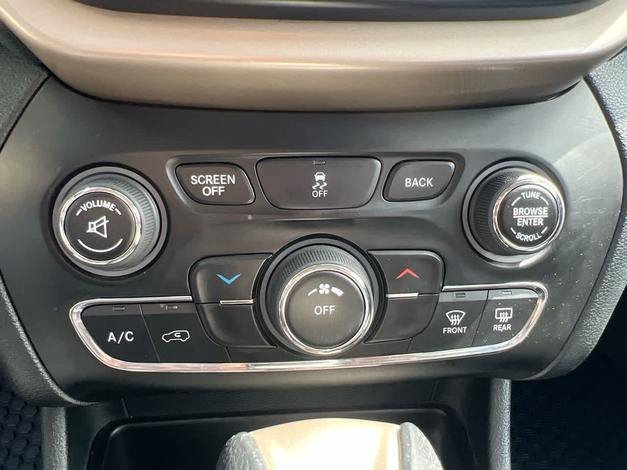 Thumbnail: 2016 Jeep Cherokee - 19