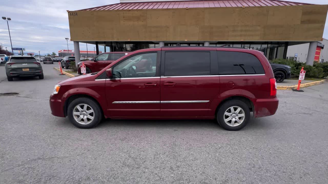 Thumbnail: 2012 Chrysler Town & Country - 5