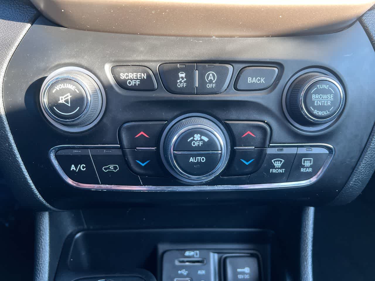 Thumbnail: 2015 Jeep Cherokee - 19