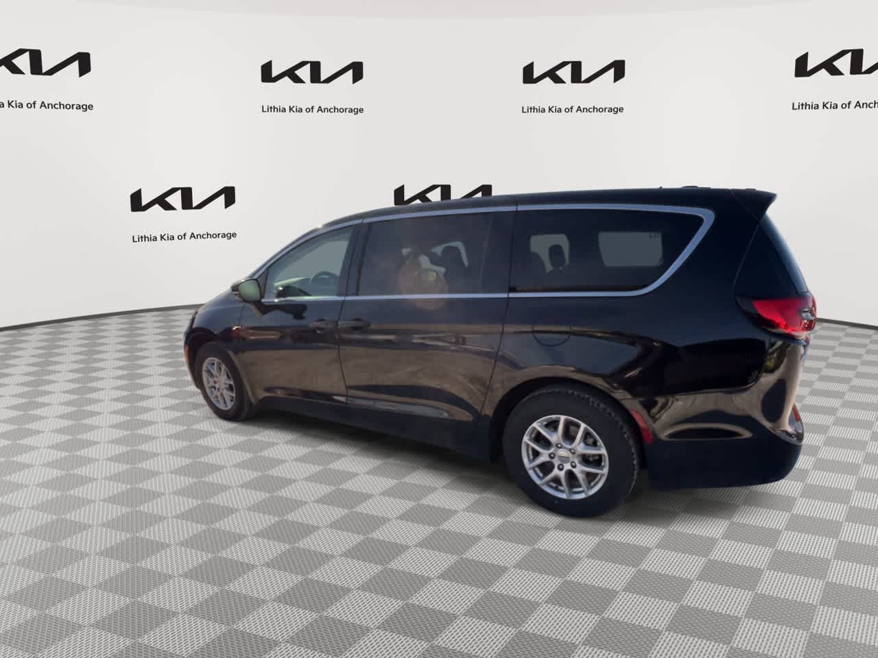 Thumbnail: 2024 Chrysler Pacifica - 6