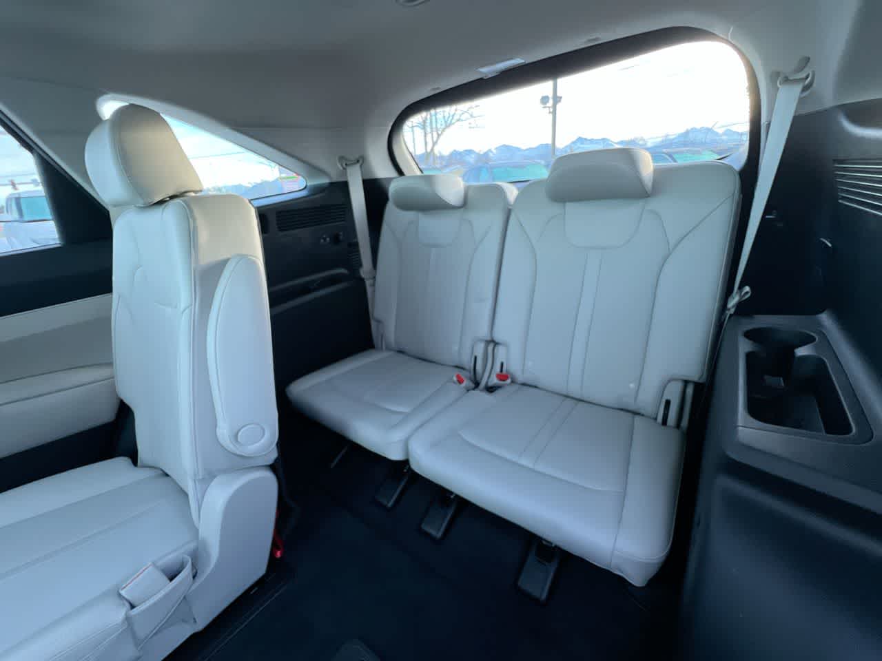 Thumbnail: 2023 Kia Sorento - 24