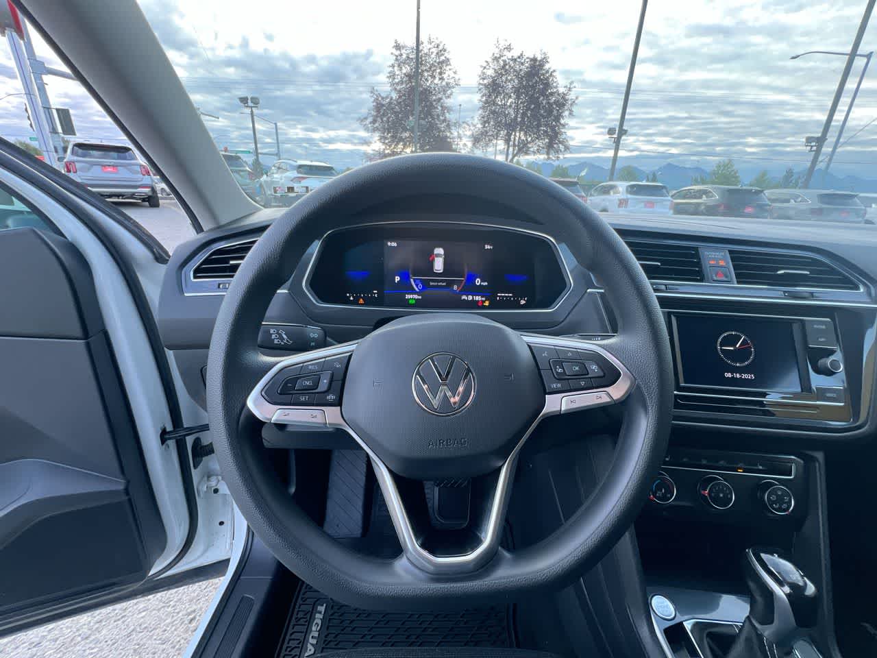 Thumbnail: 2023 Volkswagen Tiguan - 14