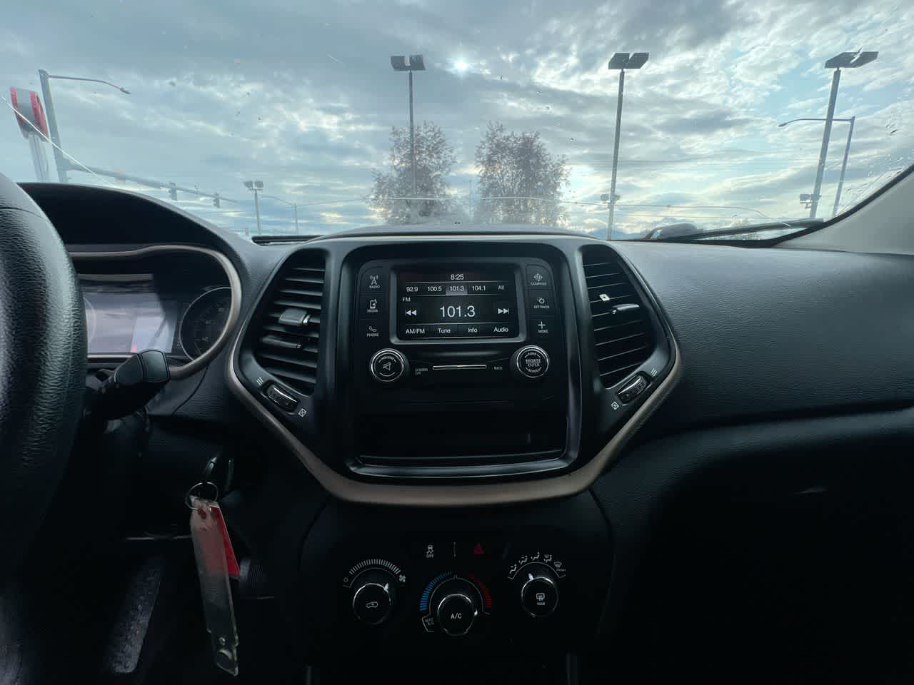 Thumbnail: 2016 Jeep Cherokee - 16
