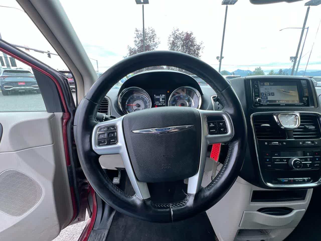 Thumbnail: 2012 Chrysler Town & Country - 14
