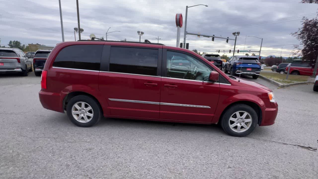 Thumbnail: 2012 Chrysler Town & Country - 9