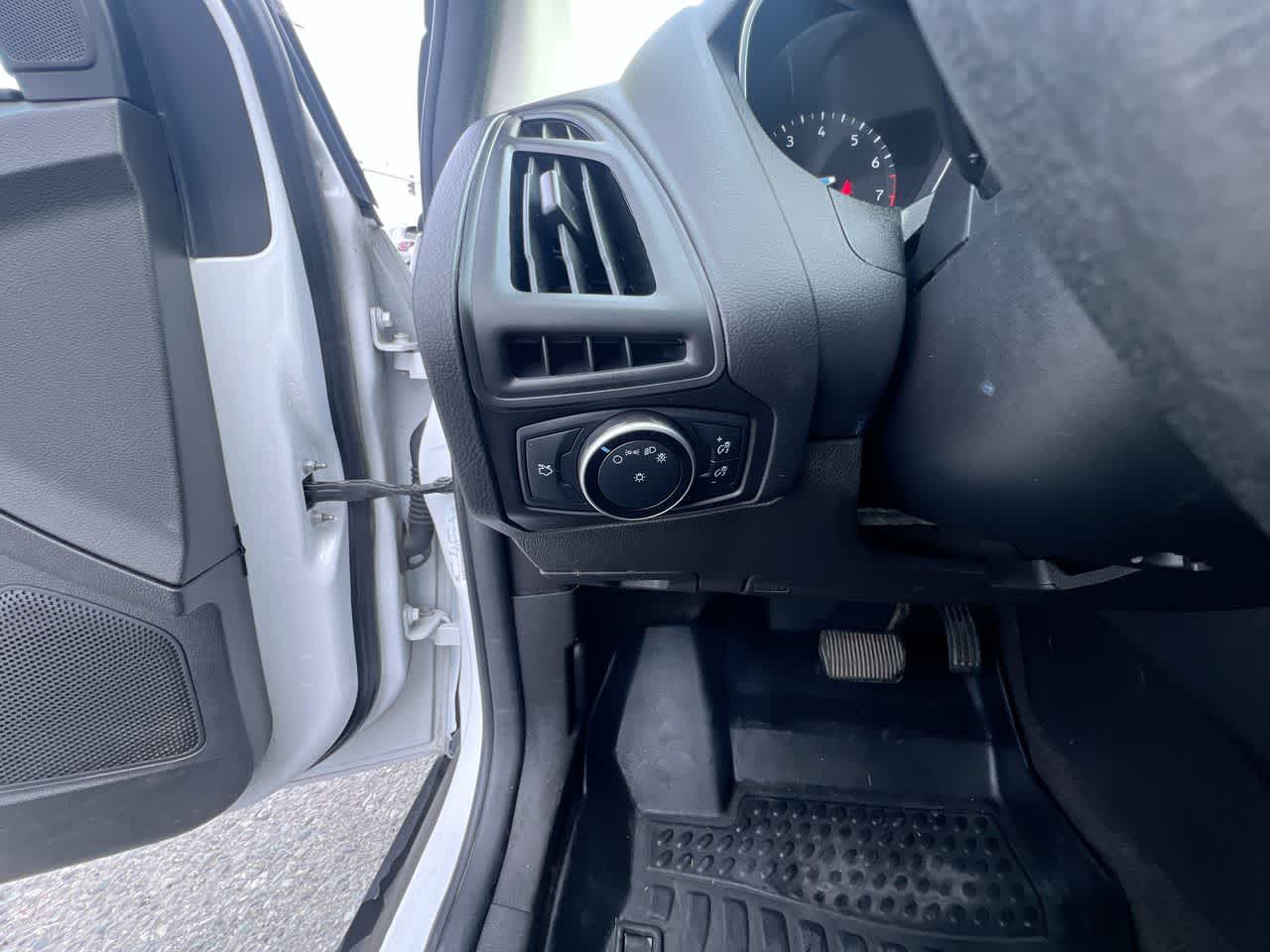 Thumbnail: 2018 Ford Focus - 18