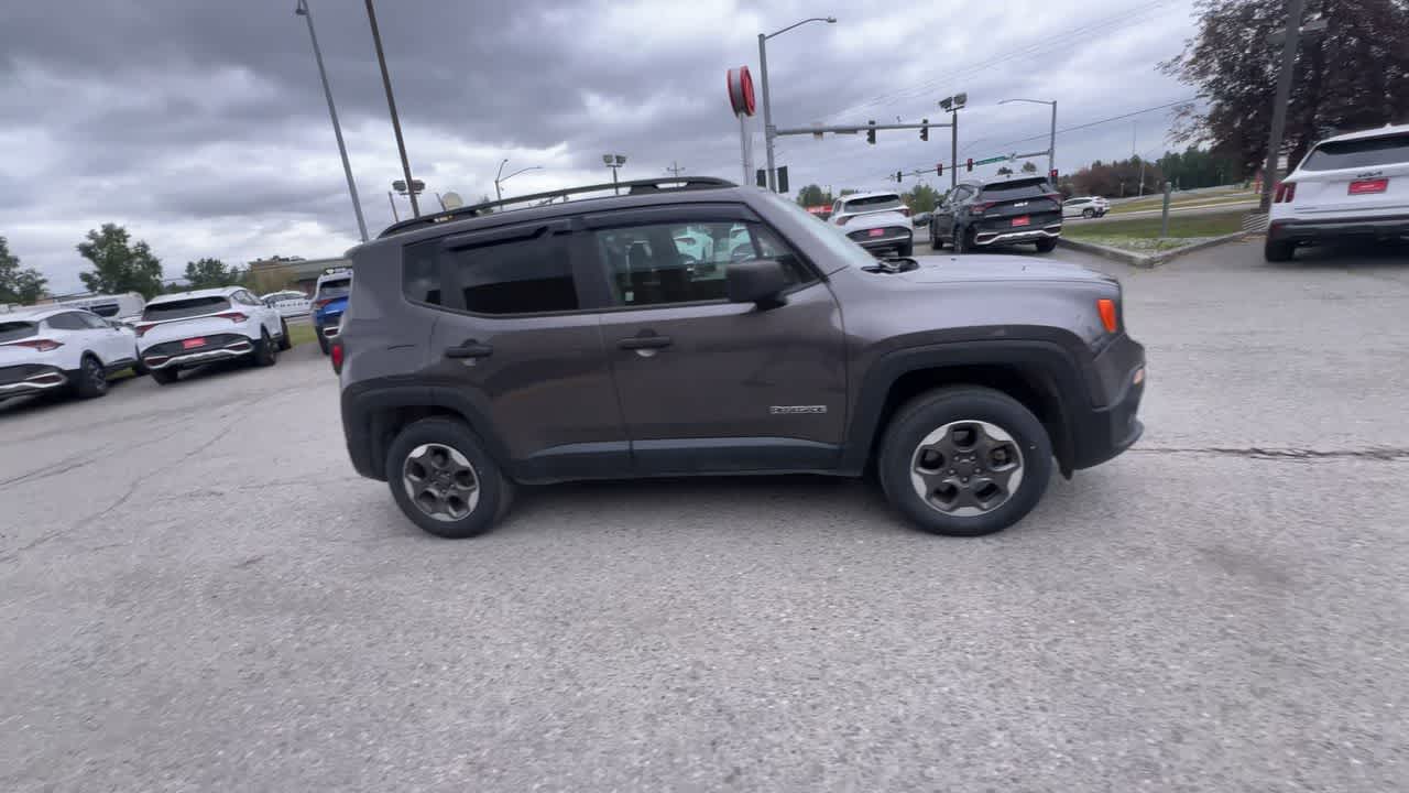 Thumbnail: 2016 Jeep Renegade - 9