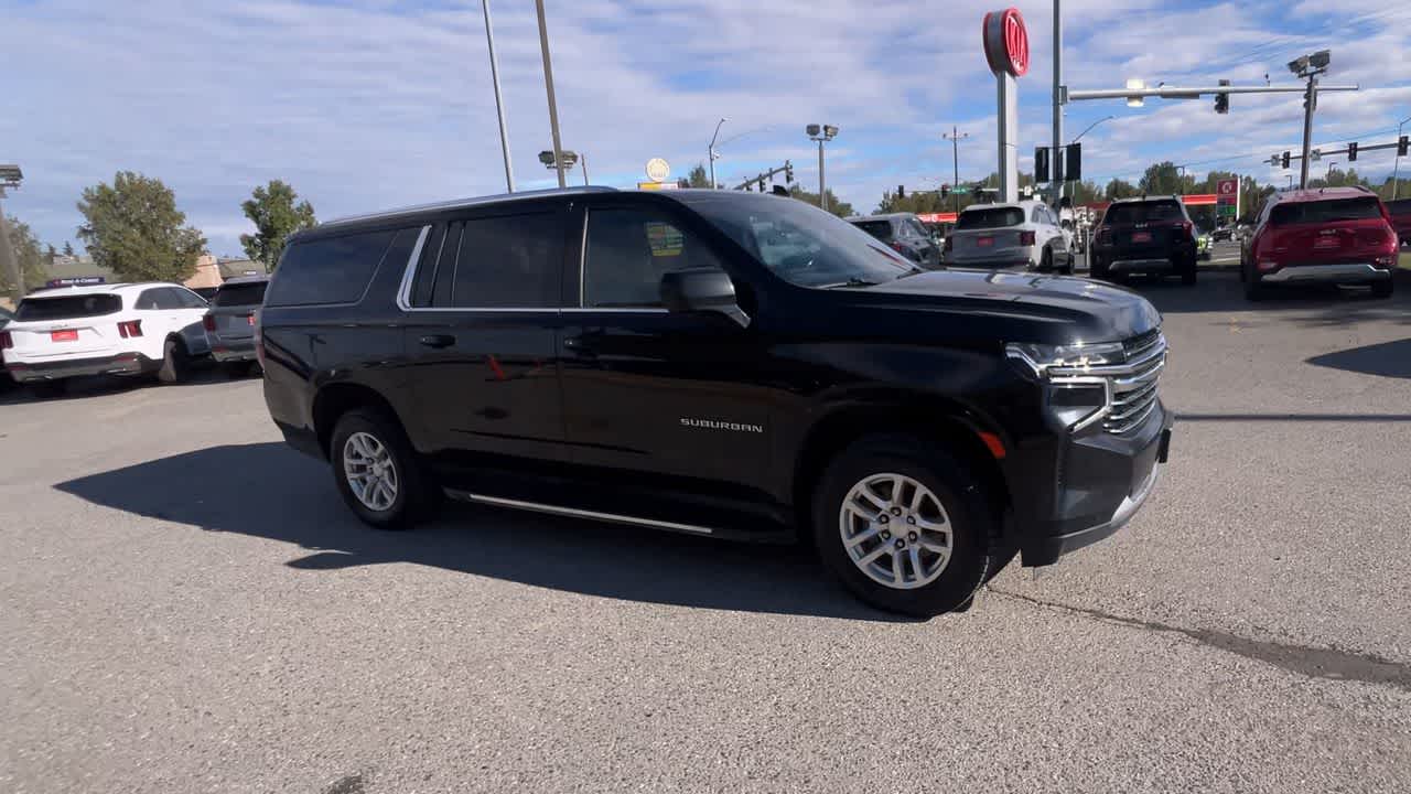 2022 Chevrolet Suburban LT photo 3