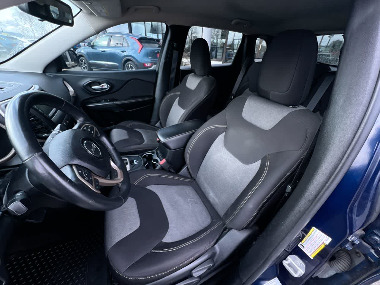 2015 Jeep Cherokee Sport 11